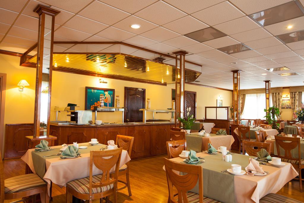 Chagala Atyrau Hotel Buitenkant foto