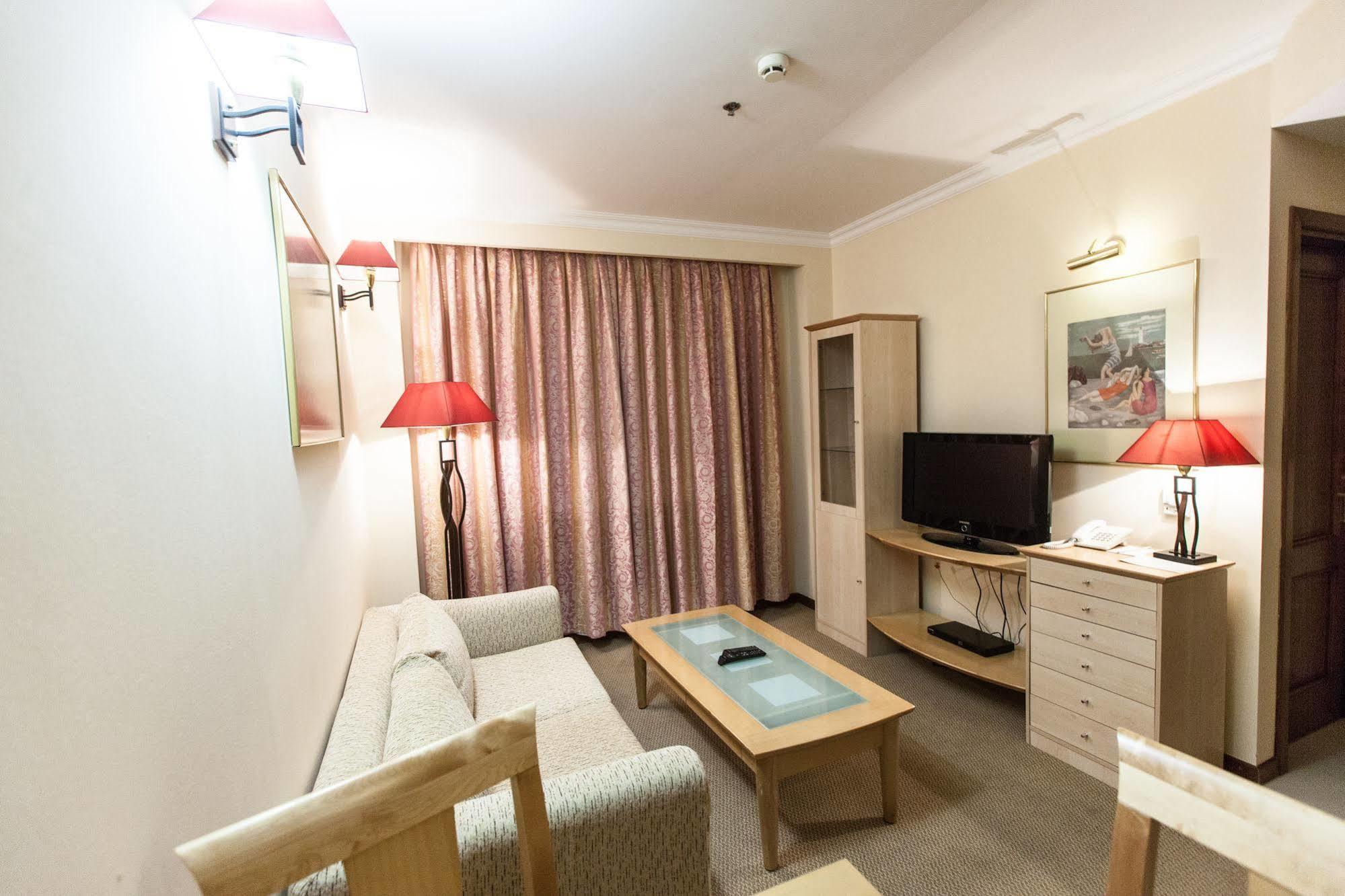 Chagala Atyrau Hotel Buitenkant foto