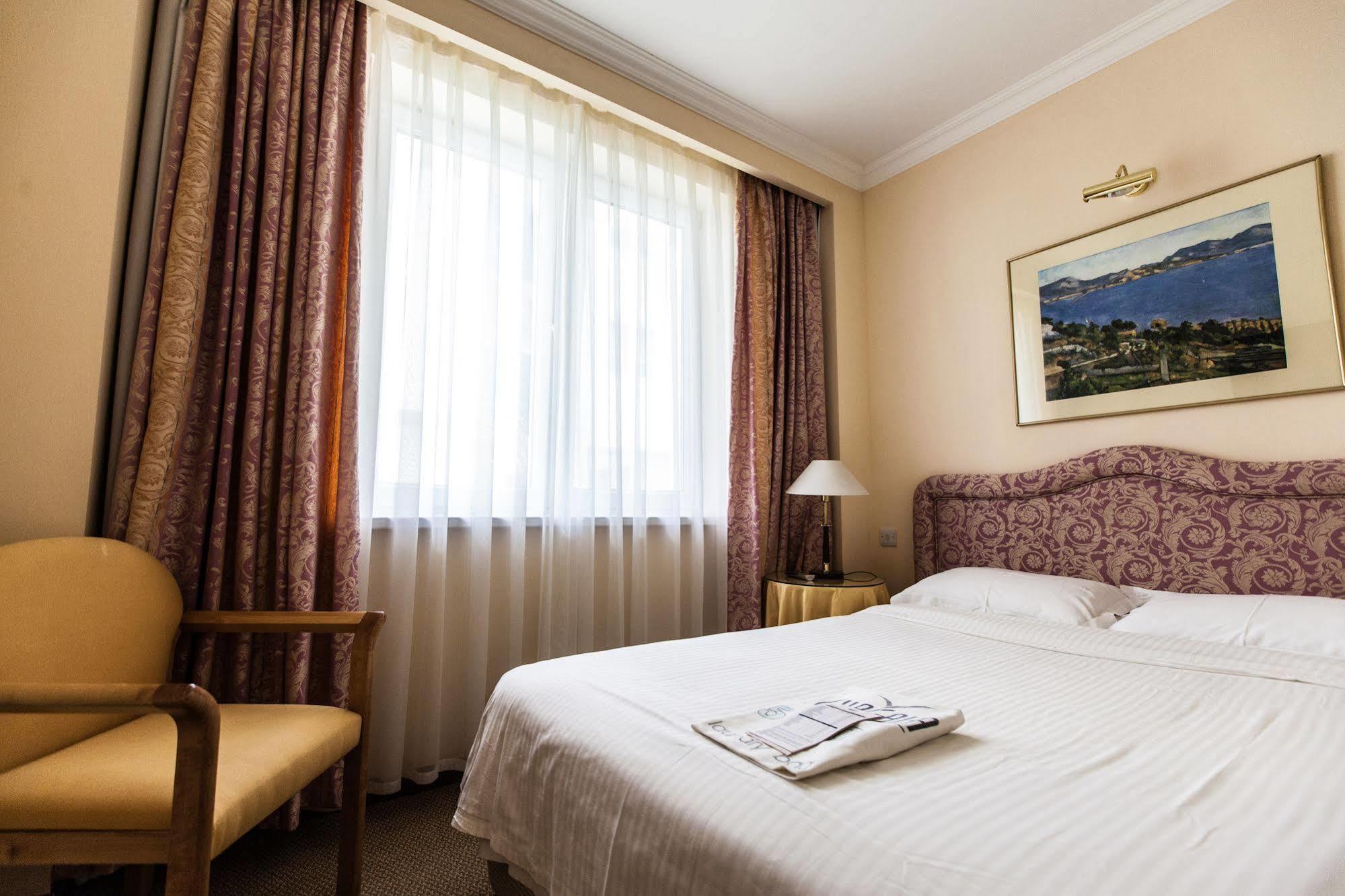 Chagala Atyrau Hotel Buitenkant foto