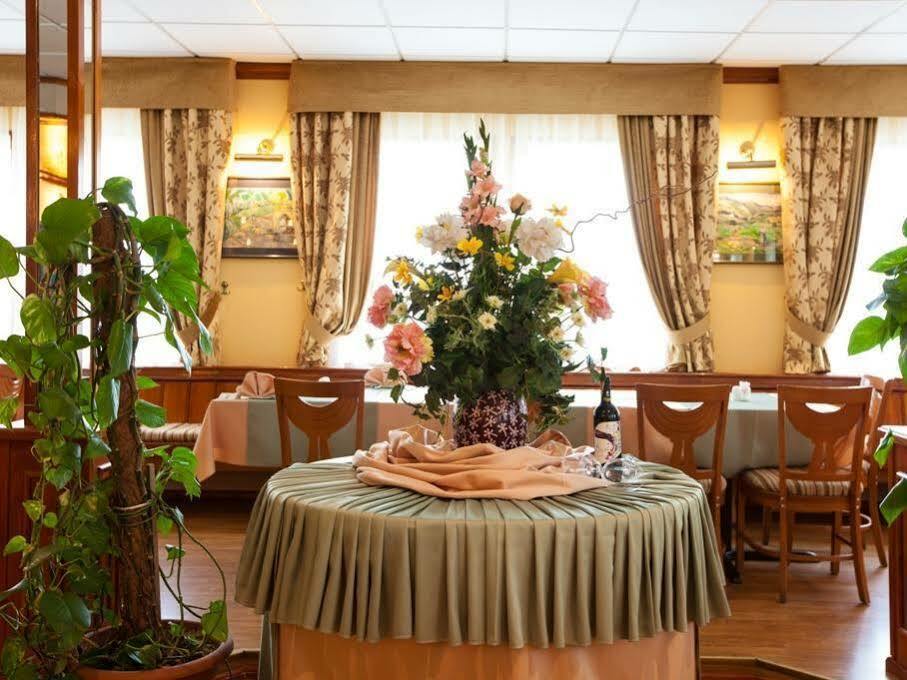 Chagala Atyrau Hotel Buitenkant foto