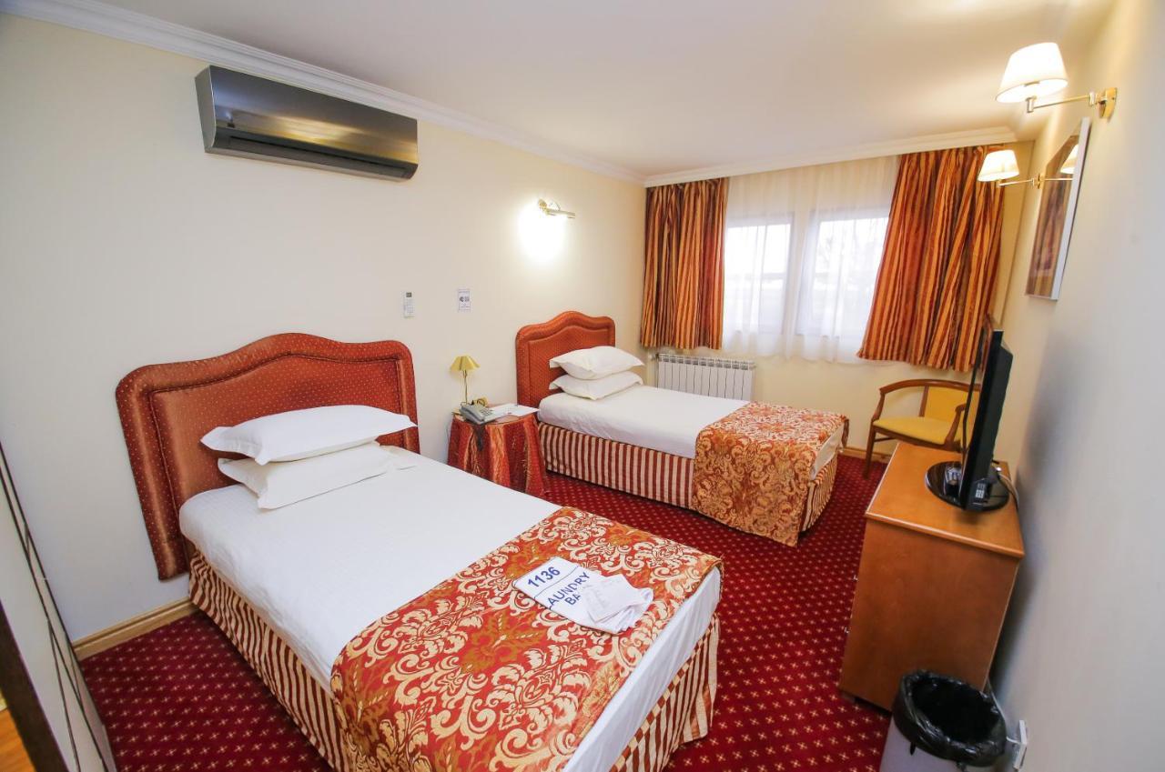 Chagala Atyrau Hotel Buitenkant foto